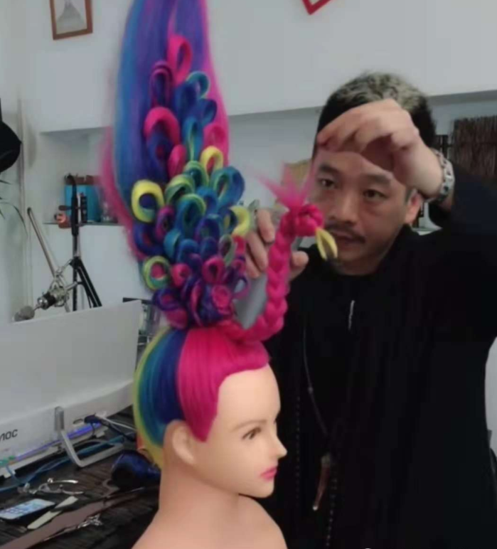 理发界奇葩,用钢丝钳子做发型,脑袋顶孔雀也不能山鸡变凤凰啊