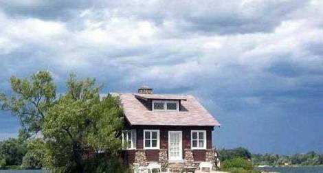 世界最小岛屿:尺寸小到仅容一房一树一椅,住在那里是什么感觉?