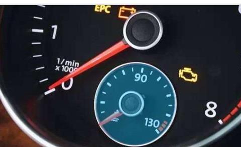 汽车百科小知识：发动机水温低的故障点与影响解析