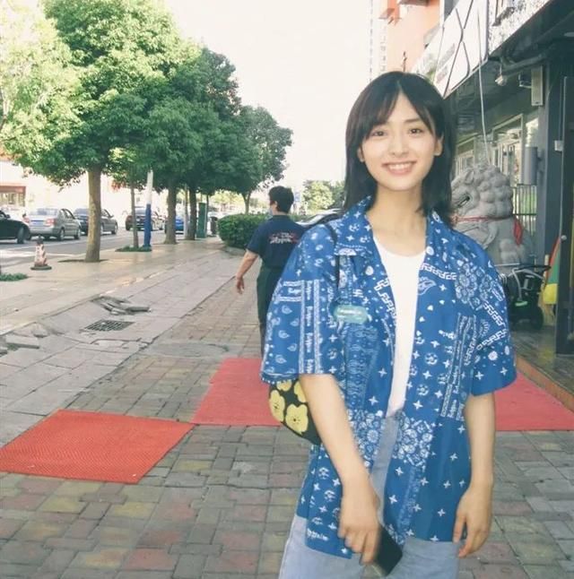 沈月的初恋感是女明星一绝!人手一件的t恤,穿上照样美