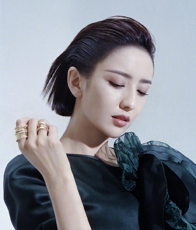 不愧是跳舞出身的女演员,佟丽娅穿墨绿色吊带裙,后背镂空太迷人