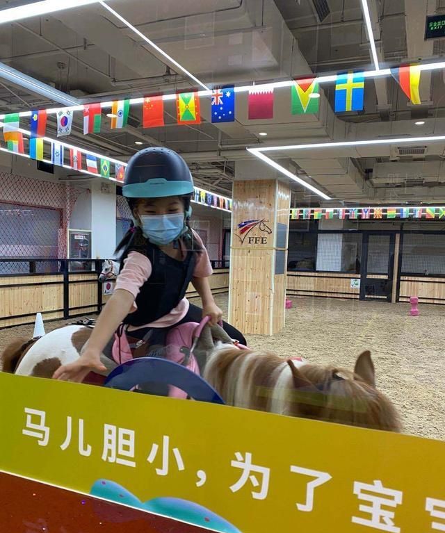 亲子户外游：纽哈顿国际早教为孩子们，举办“骑马”活动