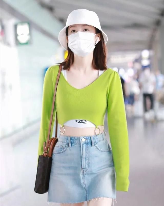 这还是我认识的李沁吗?走机场露脐装都要穿两件,细腰太抢眼了