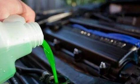 汽车小知识：不同颜色的防冻冷却液能混加吗？