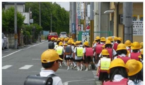 为啥日本小孩自己上下学，却很少会被拐卖？日本妈妈说出真相