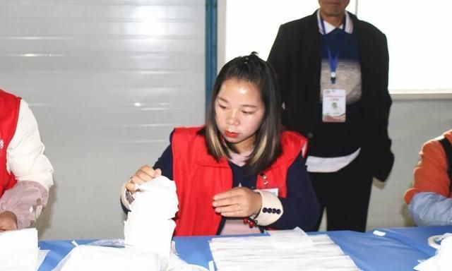 贵州毕节：扶贫车间让易地搬迁群众搬得出稳得住