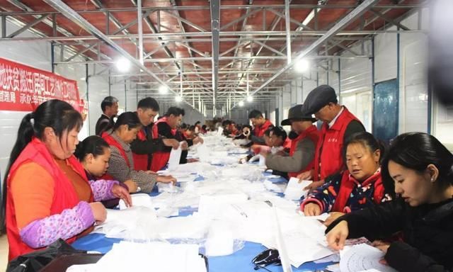 贵州毕节：扶贫车间让易地搬迁群众搬得出稳得住