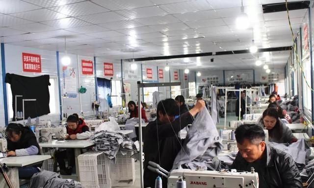 贵州毕节：扶贫车间让易地搬迁群众搬得出稳得住