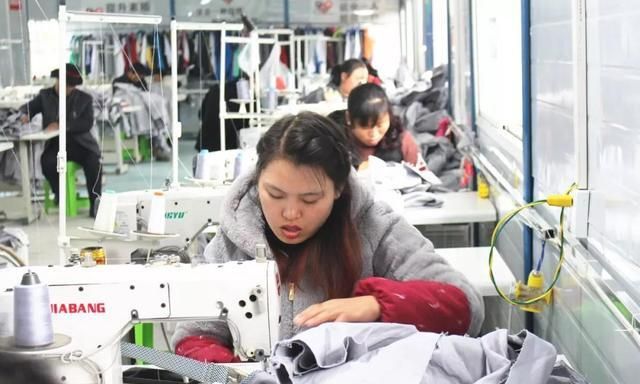 贵州毕节：扶贫车间让易地搬迁群众搬得出稳得住