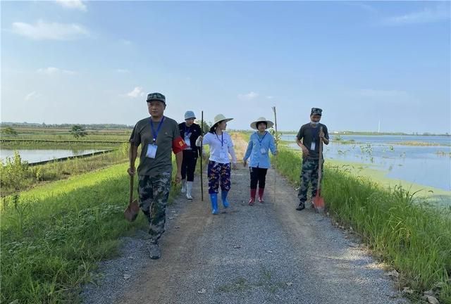 武汉市蔡甸街青年突击队驰援消泗乡 用热血筑起"青春堤坝"