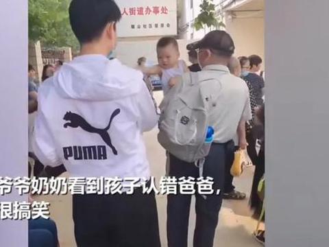 萌娃打预防针认错爸爸，不断“求抱抱”，得逞后爷爷奶奶哭笑不得