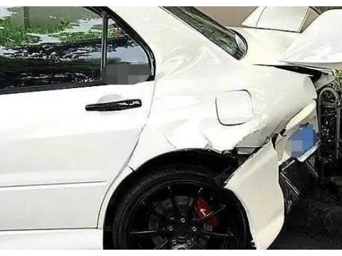 小伙撞到老三菱，直言100万保险无所畏惧，车主笑了：看清我车标