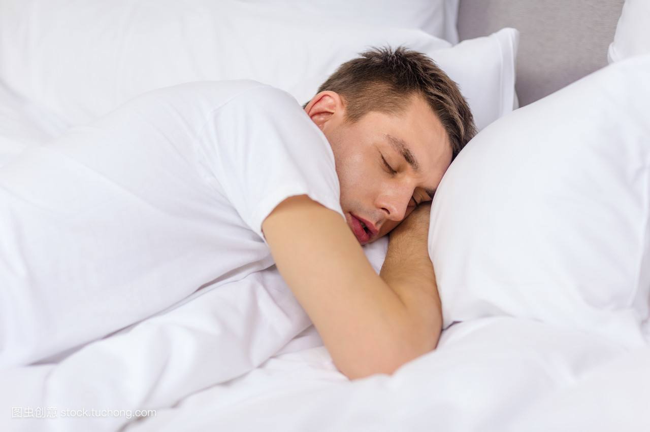 男人睡觉的时候,如果有这3种异常表现,提示该护养肝脏