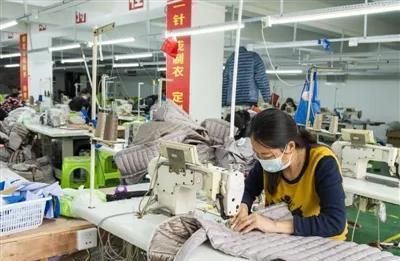 贵州毕节：扶贫车间让易地搬迁群众搬得出稳得住