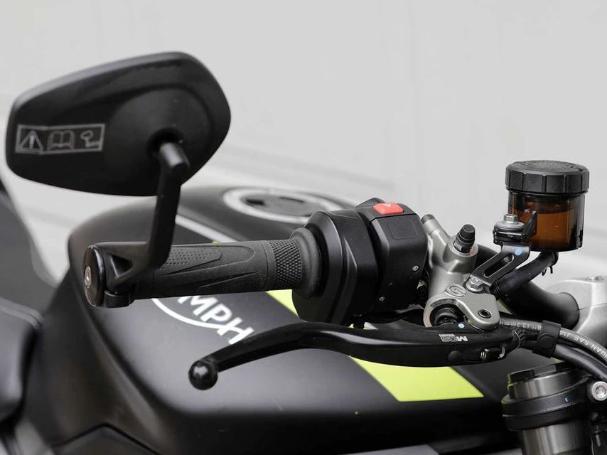 MOTO2赛车技术加身 凯旋Street Triple RS新车实拍