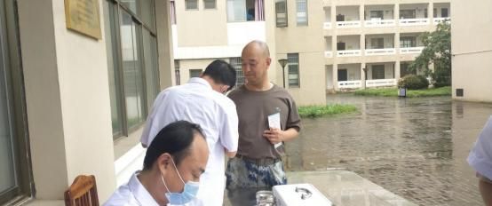 安徽芜湖:繁昌荻港镇为抗洪官兵开展血吸虫普查