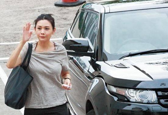 婚后的邱淑贞为老公沈嘉伟诞下了三个女儿,还给三个女儿取名分别叫做