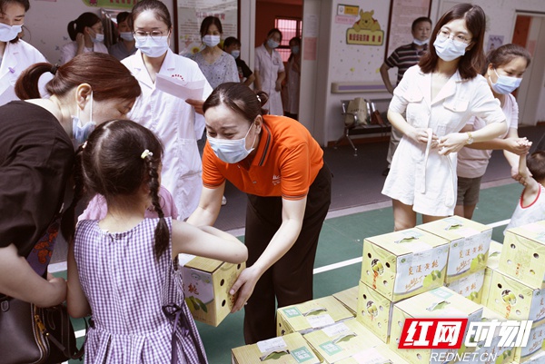 为爱心加点“甜” 无限极携手众善走进长沙市中医康复医院