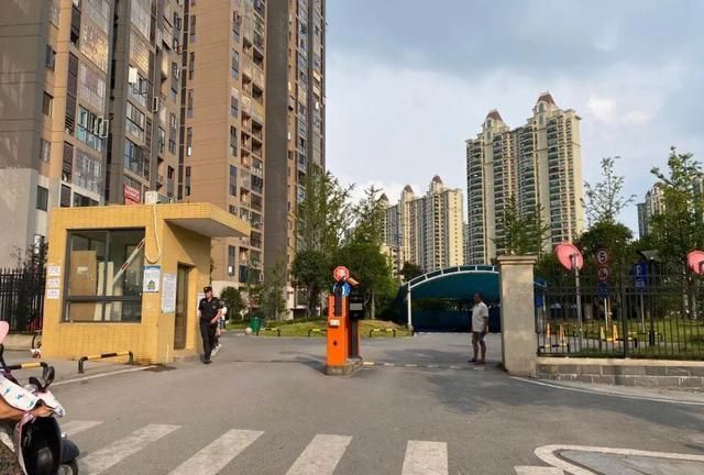 长沙:交房不到一年,电梯闷热无监控,电动车乱停,物业却这样说