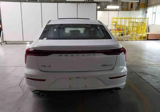 溜背造型十分运动!全新奔腾B70