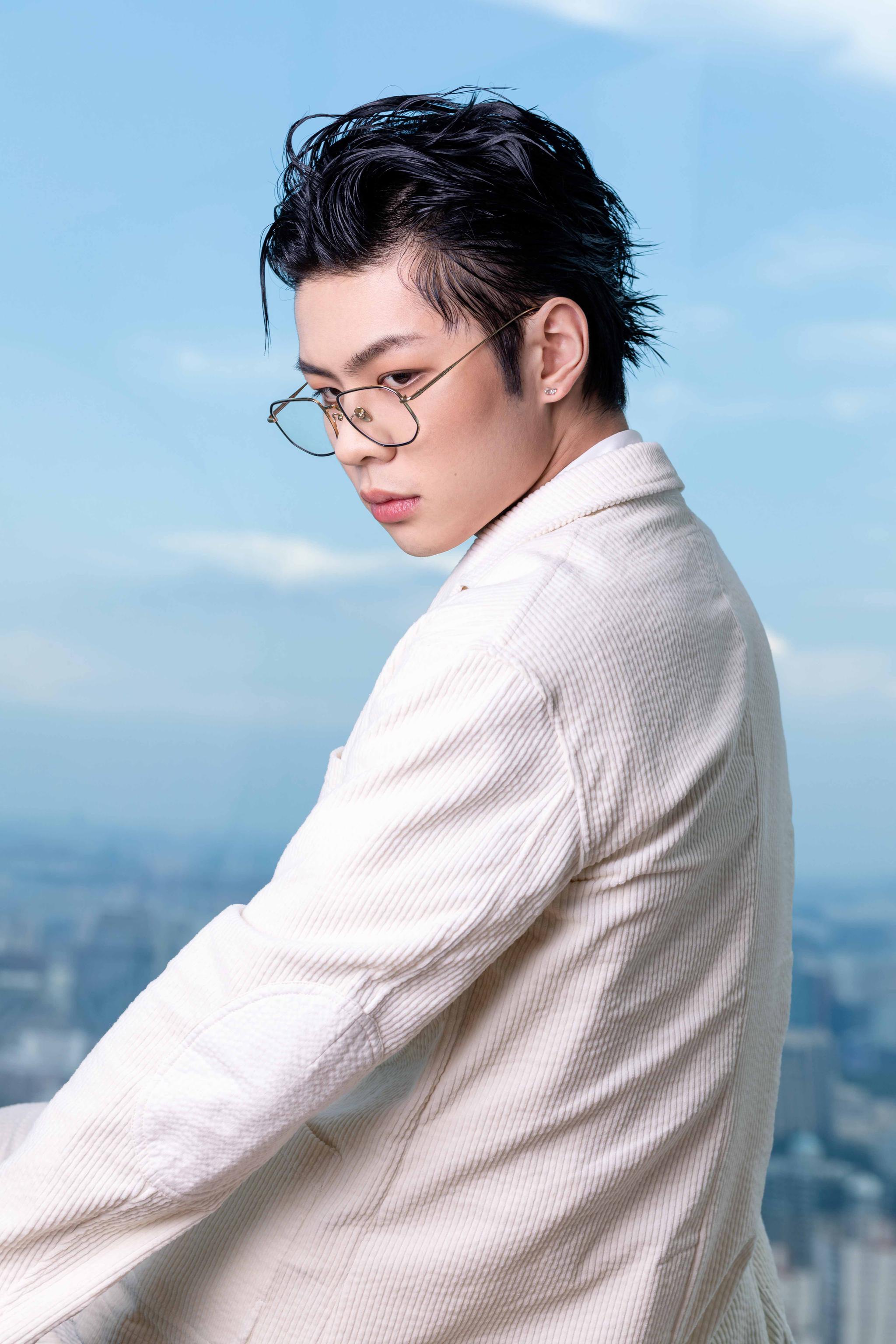 王晨艺身着灯芯绒西装出席活动,酷帅造型演绎极致魅力