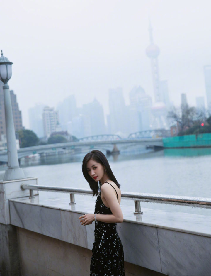 鬼马精灵王子文的轻熟风穿搭,优雅精致,还有点酷