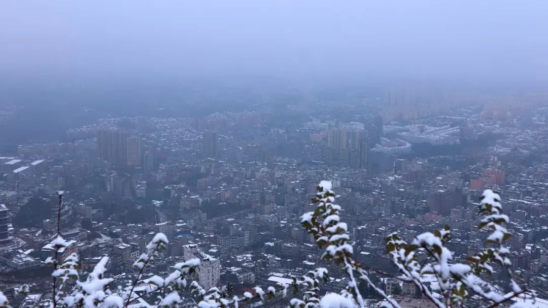 (从凤翅山俯瞰镇雄(老公园雪景(夜景视频)04脱贫致富,直奔小康异地