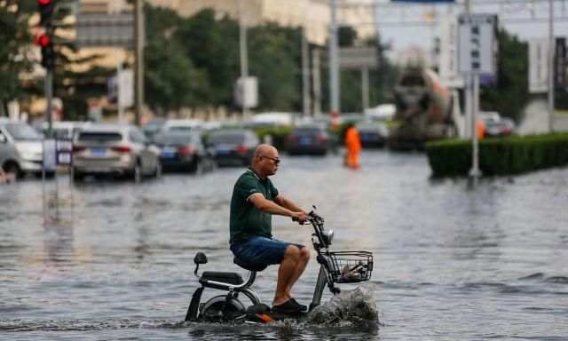 北京:盛夏迎来一场暴雨,街头积水严重