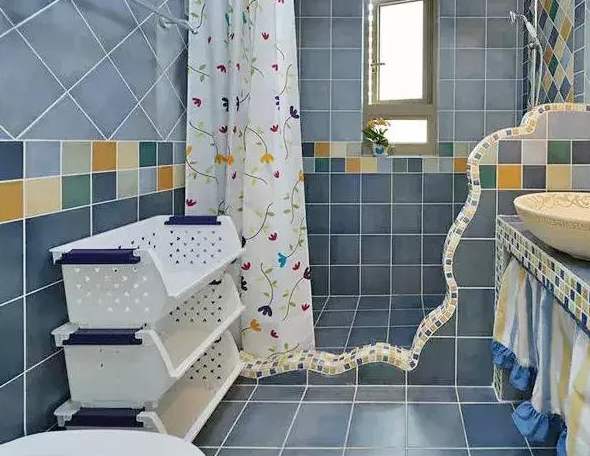 小卫生间不要傻傻装玻璃淋浴房,头次见这种设计,老师傅都夸聪明