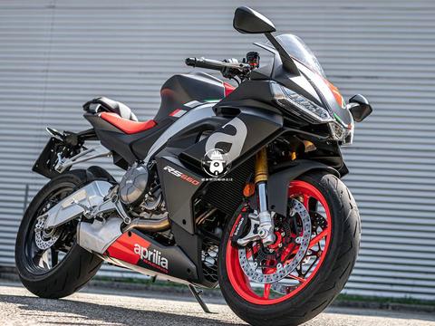 全新中量级性能仿赛 Aprilia RS660外媒抢先测评