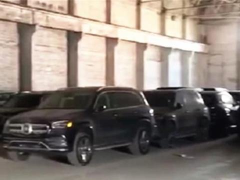 几十辆奔驰灰烬在仓库