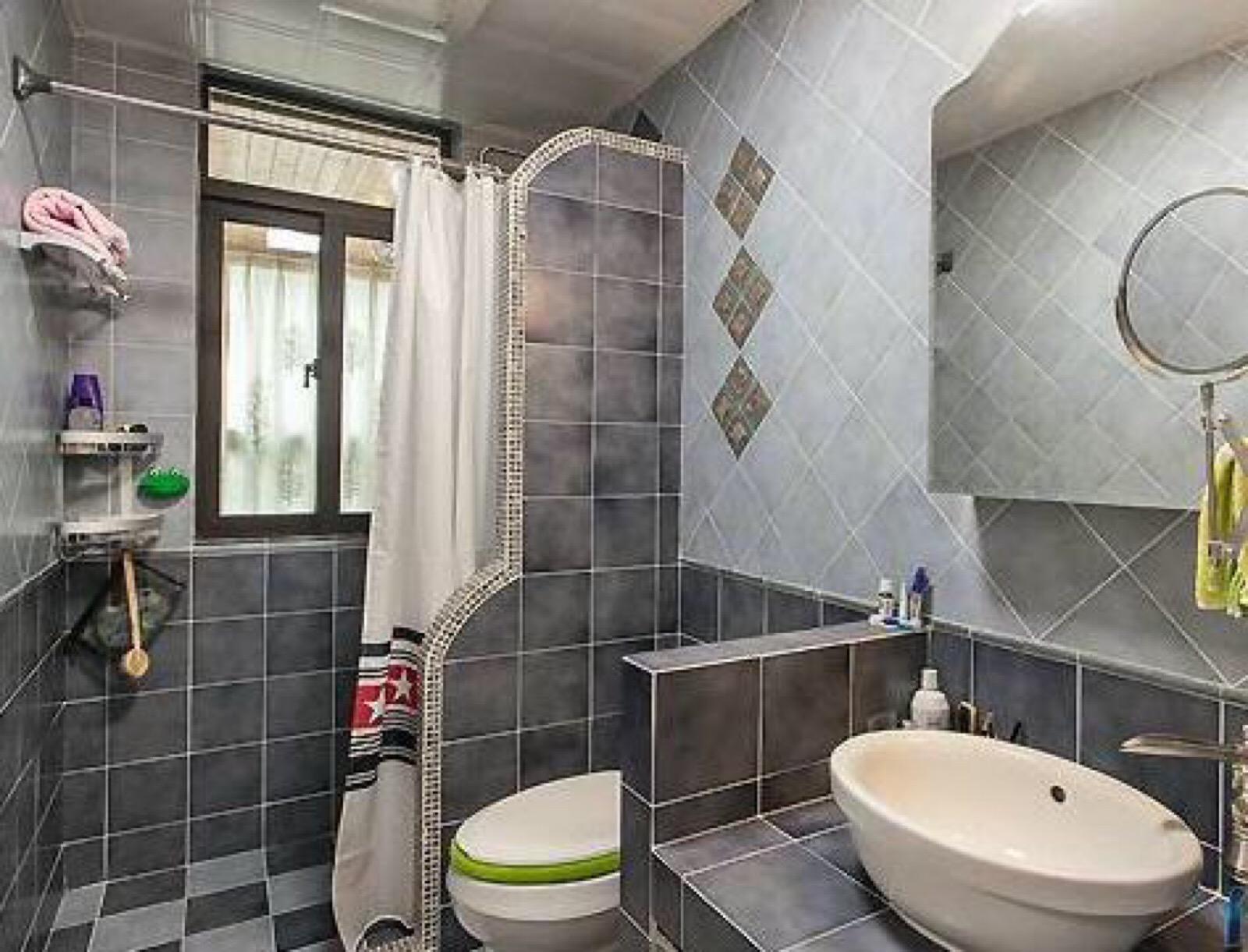 小卫生间不要傻傻装玻璃淋浴房,头次见这种设计,老师傅都夸聪明