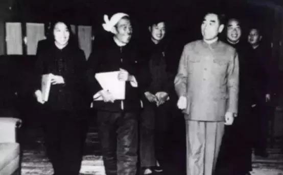 陈永贵葬礼:仅一人专门来送葬,三鞠躬后转一圈流下泪水匆匆离去