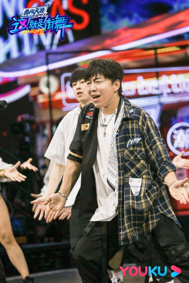 就是街舞》第三季杨文韬张灿双人舞出圈,神作引爆全网讨论