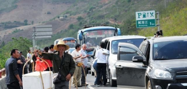 七个小时的堵车把新能源车块“遮羞衣”撕碎了，车主气得想骂人