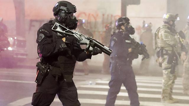 美国"起义军"抗议警察的野蛮行径:烧毁警察大楼,拆除一个路障