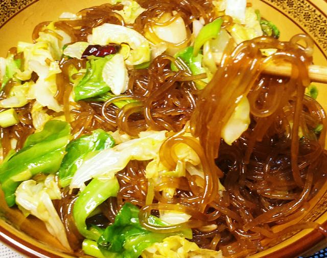 在家就能做的一道成本低又好吃又简单的小炒菜包菜炒粉条