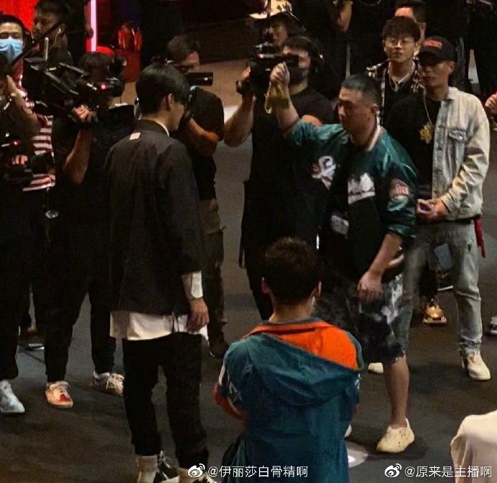 药水哥《新说唱》上脚 Yeezy 洞洞鞋!GIAO 哥竟然穿了...