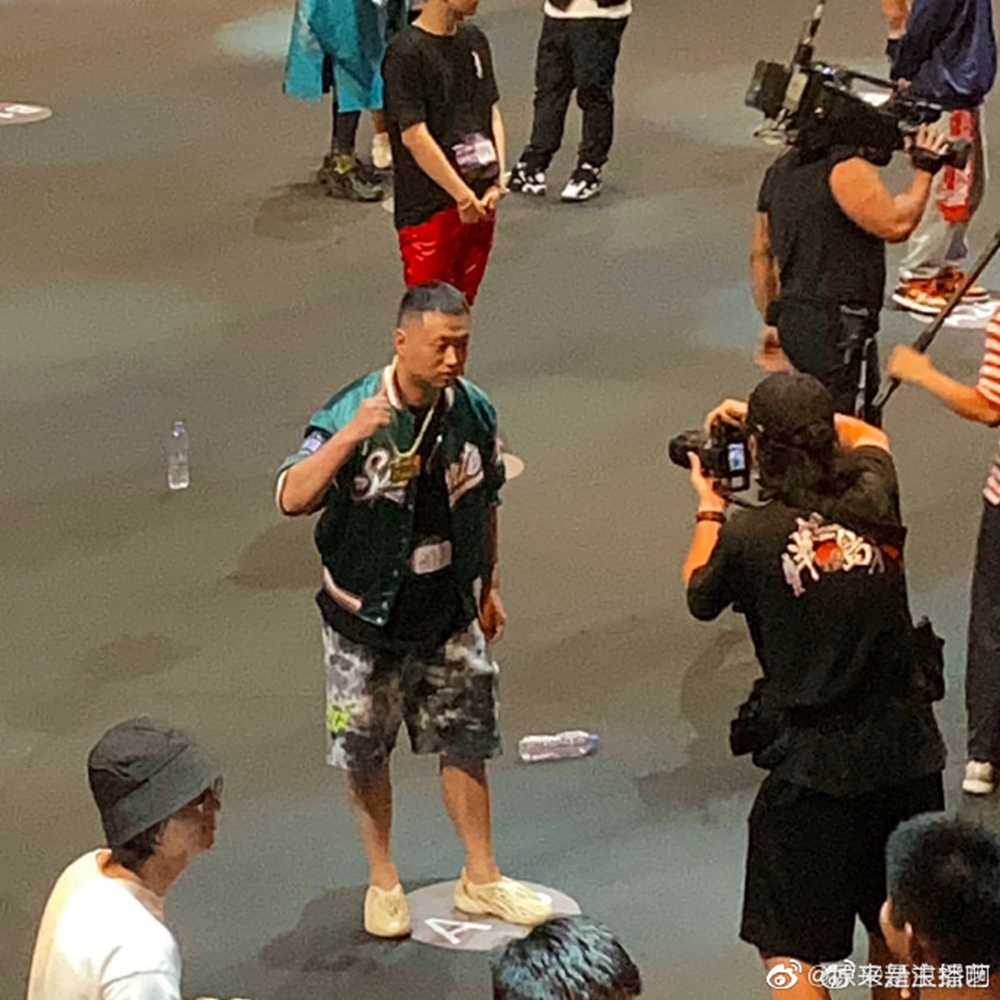 药水哥《新说唱》上脚 Yeezy 洞洞鞋!GIAO 哥竟然穿了...