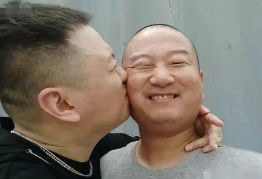 药水哥《新说唱》上脚 Yeezy 洞洞鞋!GIAO 哥竟然穿了...