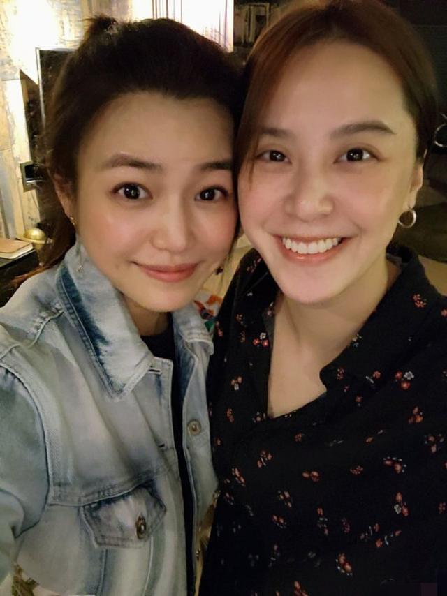 杨丞琳陈妍希相约健身房，两大冻龄女神素颜同框，颜值爆灯