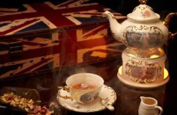 到中国旅游,英国人疑惑:这东西这么贵,你们人人都能喝?