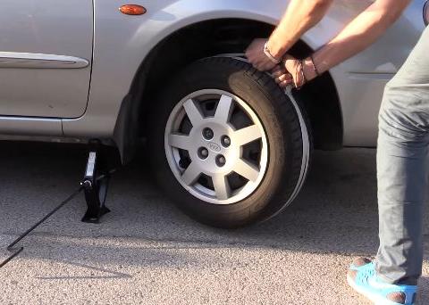 电瓶损坏无法启动汽车，一根绳子就能教你解决问题！