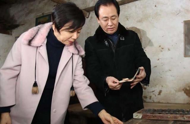 许家印背后的女人不寻常!身价超200亿,却默默无闻30多年