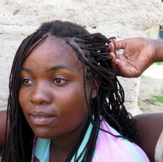 非洲人女人花大量的时间弄奇葩的发型,竟然只为不洗头
