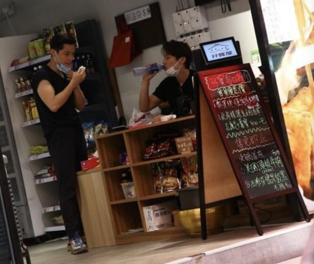 汤镇业资助25岁双胞胎儿子创业包办店内冰箱,开业一个月生意兴旺