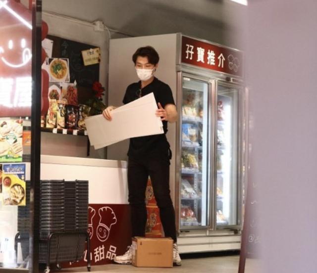 汤镇业资助25岁双胞胎儿子创业包办店内冰箱,开业一个月生意兴旺