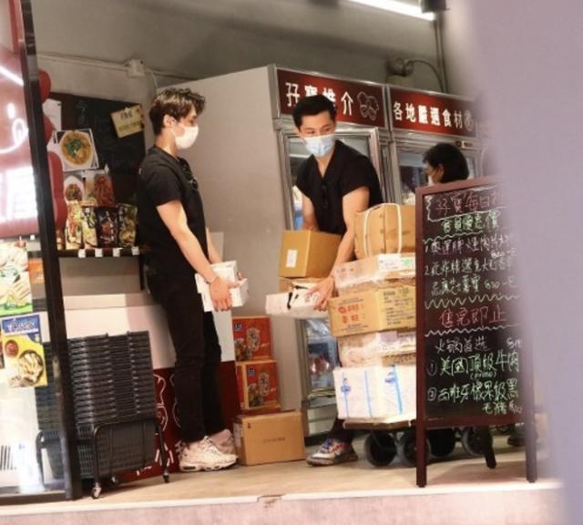 汤镇业资助25岁双胞胎儿子创业包办店内冰箱,开业一个月生意兴旺