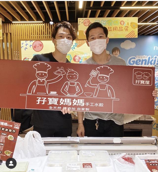 汤镇业资助25岁双胞胎儿子创业包办店内冰箱,开业一个月生意兴旺