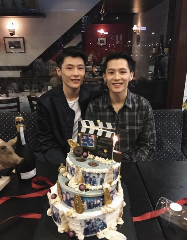 汤镇业资助25岁双胞胎儿子创业包办店内冰箱,开业一个月生意兴旺